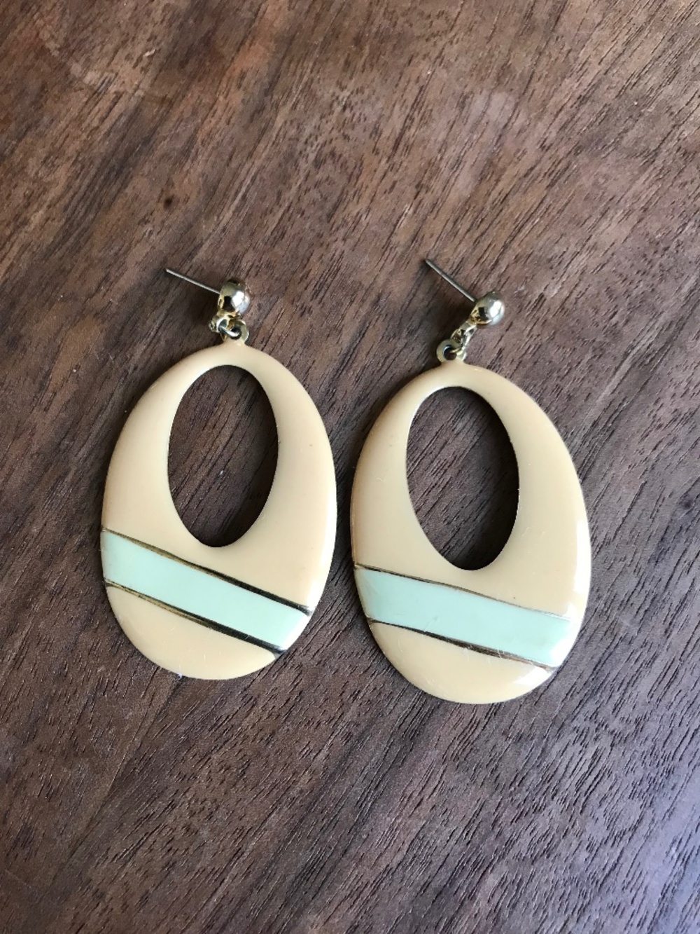 Vintage‎ Gold-Tone Peach Cream Enamel Oval Dangle Earrings Pierced 80s Statement